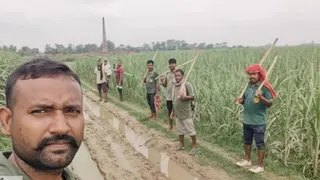 सबुनी सरेह में लोकेशन ट्रैक करते वन कर्मी। सौजन्य विभाग