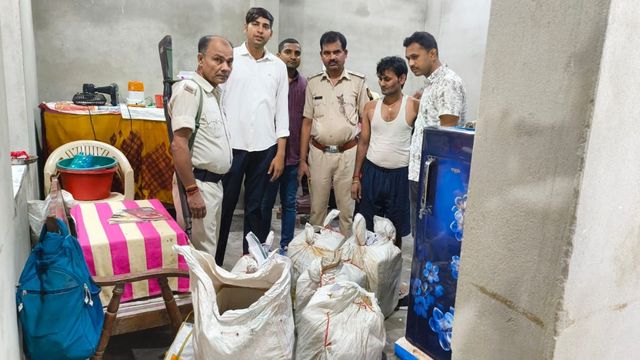 बगहा में अवैध लॉटरी कारोबार पर बड़ी कार्रवाई, लाखों की लॉटरी जब्त, एक धंधेबाज गिरफ्तार
