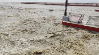 कोसी बराज से छोड़ा गया पानी। फोटो जागरण