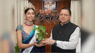 मिस यूनिवर्स उत्तराखंड अनुभा वशिष्ठ को सम्मानित करते मुख्यमंत्री पुष्कर सिंह धामी। सूवि