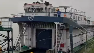 मोकामा में फंसा जहाज। (जागरण)