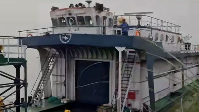 मोकामा में गंगा की तेज धार में फंसा कोयला लदा जहाज, रेस्क्यू कर बाढ़ भेजा गया
