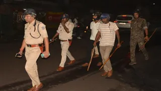 उपद्रव के बाद बारातियों को खदेड़ती झरिया पुलिस। (फोटो जागरण)