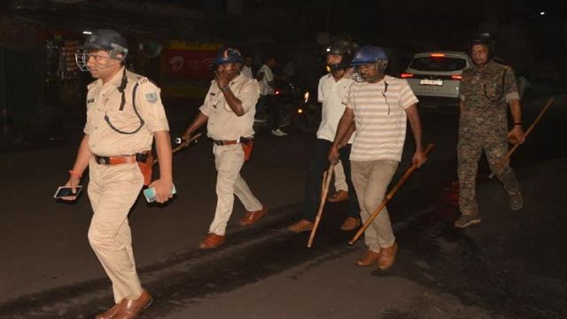 झरिया में शराब दुकान पर बरातियों और पुलिस में भिड़ंत, पथराव व बमबाजी के बाद लाठीचार्ज
