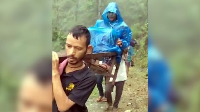 अल्मोड़ा में सड़क न होने से फिर गई जान: बीमार महिला को डोली से पहुंचाया मुख्य मार्ग, दिल्ली में तोड़ा दम
