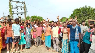 कटिहार में बिजली खंभे पर काम के दौरान मिस्त्री की मौत, घर से ले जाने वाले 3 लाइनमैन मोबाइल बंद कर फरार;