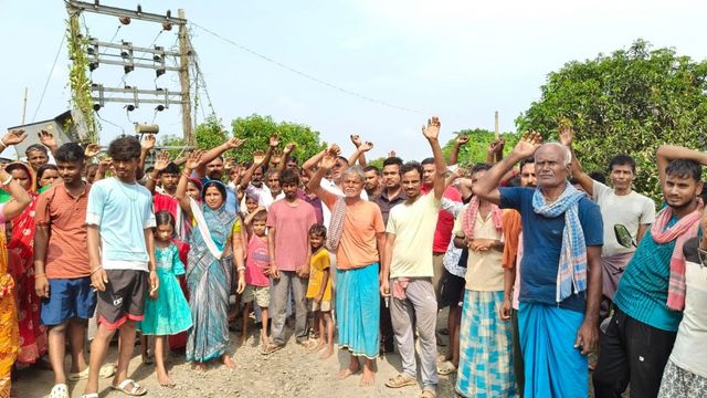 कटिहार में बिना शटडाउन खंभे पर चढ़ाने से मिस्त्री की मौत, घर से ले जाने वाले 3 लाइनमैन मोबाइल बंद कर फरार
