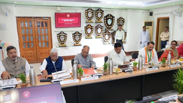 सासाराम में क्यों नहीं रुकती राजधानी एक्सप्रेस? सांसद मनोज कुमार ने रेलवे से पूछा बड़ा सवाल