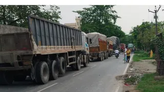 हादसे के बाद घटना स्थल पर लगा जाम।