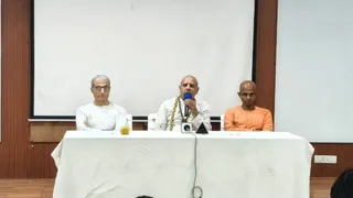 16 जुलाई को निकलने वाली जगन्नाथ रथयात्रा की जानकारी देते 16 जुलाई को सेक्टर-18 से निकलने वाली इस्कॉन मंदिर समिति सदस्य।