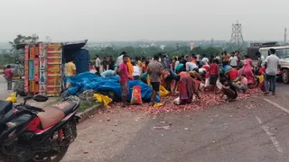 राष्ट्रीय राजमार्ग-49 स्थित जुड़िया घाटी में शनिवार देर रात प्याज से लदा एक ट्रक अनियंत्रित होकर पलट गया।