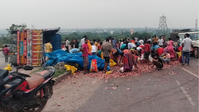 जुड़िया घाटी में पलटा प्याज से लदा ट्रक, घायल ड्राइवर गिड़गिड़ाता रहा और बोरियां भरकर ले गए लोग
