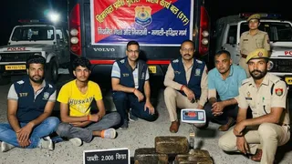 एसटीएफ टीम ने लग्जरी बस में सवार हरियाणा के युवक से चरस की बड़ी खेप पकड़ी है। (फाेटो एआई से बनाया है)