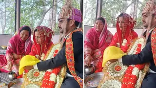 शाहपुर के चमंडेरा में बहू का कन्यादान करती सास।
