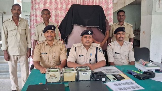 सीतामढ़ी में एक क्लिक में तैयार हो रहे थे फर्जी आधार-पैन, 3500 रुपये वसूला जाता था शुल्क