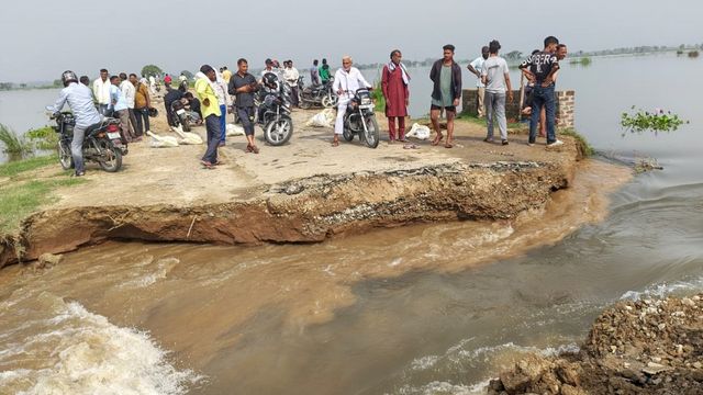 बहसूमा-ठाकुरद्वारा स्टेट हाईवे पर हस्तिनापुर मार्ग कटा, मेरठ के लिए आवागमन ठप
