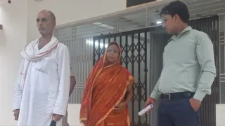 आयोग के समक्ष गवाही देने के बाद बाहर निकलते भरत के माता और पिता और साथ में परिजन। जागरण
