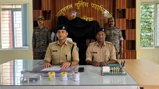 चतरा पुलिस ने गिद्धौर में तीन तस्करों को पकड़ा।