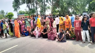 बलिया में पुलिस पिटाई से मौत पर आक्रोश, ग्रामीणों ने किया चक्काजाम, छह पर एफआईआर।