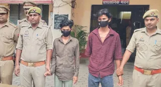 पकड़े गए आरोपितों के साथ खड़ी कसया थाना पुलिस। जागरण