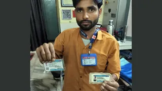 फर्जी टीसी प्रमाणपत्र दिखाता हुआ।