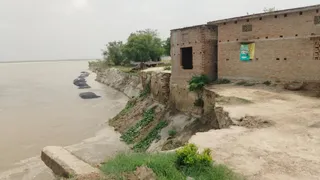 बलिया में कटान रोधी कार्य के बाद भी खतरा बरकरार, एक दर्जन मकान नदी में समाने को तैयार!