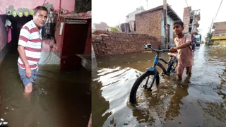 सूरत विहार के मकान में भरे पानी के बीच रहता व्यक्ति। जागरण