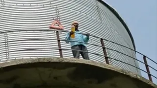 ग्राम पंचायत पर जमीन कब्जाने का आरोप लगा पानी की टंकी पर चढ़ा ग्रामीण।