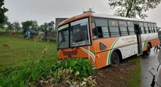 गोरखपुर -महराजगंज मार्ग पर सिरसिया में अनियंत्रित होकर सड़क किनारे उतरी रोडवेज बस। जागरण