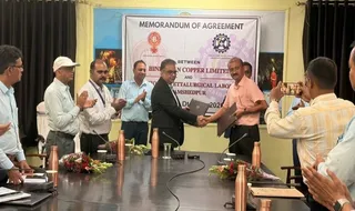 जमशेदपुर स्थित एनएमएल के साथ समझौता पत्र पर हस्ताक्षर करते एचसीएल और एनएमएल के पदाधिकारी।