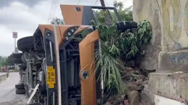 जम्मू से हरिद्वार जा रही बस पठानकोट में पलटी, 16 यात्री घायल; दो की हालत गंभीर
