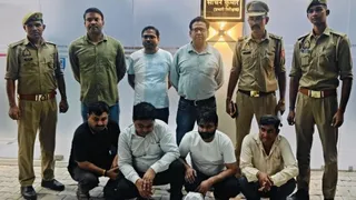 पुलिस द्वारा गिरफ्तार गाड़ी में भ्रूण लिंग जांच करने के आरोपित। जागरण आर्काइव