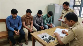 आयोग की परीक्षा में ब्लूटूथ डिवाइस के साथ पकड़े गए चार अभ्यर्थी। AI जेनरेटेड फोटो