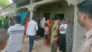 प्रयागराज के मऊआइमा में महिला के आत्महत्या करने के बाद जुटी भीड़ व पुलिस। जागरण