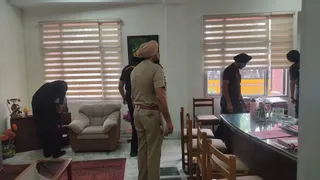 स्कूल में चेकिंग करती पुलिस टीम।