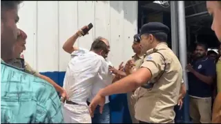 आगरा कैंट पर स्टेशन निदेशक संतोष त्रिपाठी से लिपटकर बचाने की गुहार लगाते डिप्टी एसएस नरेंद्र चाहर। वीडियो ग्रैब