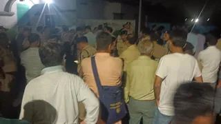 आगरा में कार्रवाई की मांग को लेकर डीआरएम आवास को घेरे खड़े लोग।