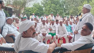 गांगनौली के पास कट की मांग को लेकर दोघट में राजेंद्र चौधरी के आवास पर पंचायत में मौजूद भाकियू राष्ट्रीय अध्यक्ष चौधरी नरेश टिकैत व अन्य। जागरण