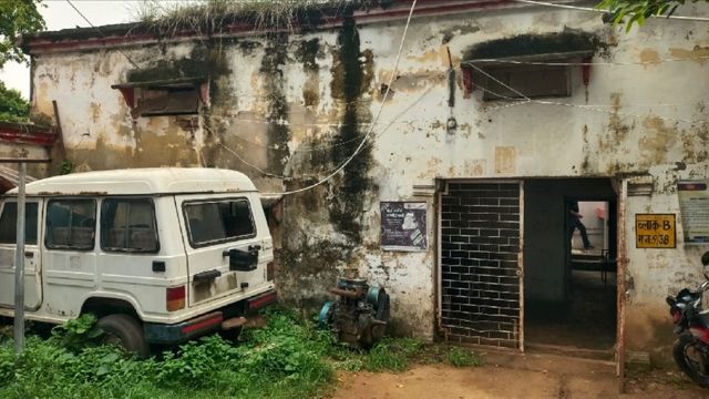 बस्ती प्रधान डाकघर: पन्नी के सहारे डाक विभाग का मेल ब्रांच, चिट्ठियों को भीगने से बचाना चुनौती
