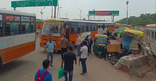 झकरकटी रोडवेज बस अड्डे पर मौजूद यात्री। जागरण