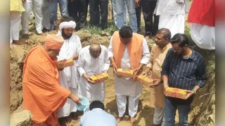 संभल के वंशगोपाल तीर्थ पर भूमि पूजन कर नींव में ईंट रखते भाजपा के क्षेत्रीय उपाध्यक्ष राजेश सिंघल, महंत तथा अन्य। जागरण