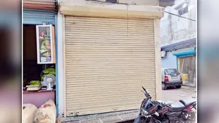 श्यामगंज बाजार में तेल ट्रेडिंग की बंद दुकान। सौ. विभाग