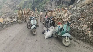 जब्त कोयले और दो पहिया वाहनों के साथ सीआइएसएफ। (फोटोः साैजन्य)