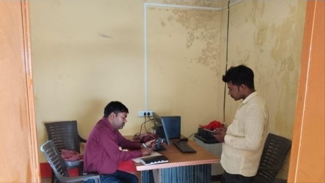 चंदौली में एक माह से ऑनलाइन हाजिरी नहीं लगा रहे तीन पंचायत सहायक, वेतन रोककर नोटिस जारी

