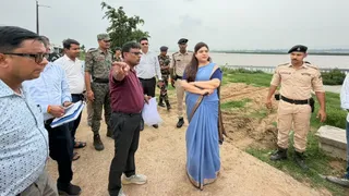 परियोजना का जायजा लेतीं डीएम अभिलाषा शर्मा।