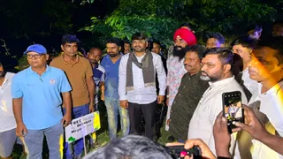 राम नारायण सिंह मेमोरियल क्रिकेट क्लब की सदस्यता ग्रहण करने के माैके पर मेयर संजीव सिंह (मफलर पहने) और अन्य। (फोटो जागरण)