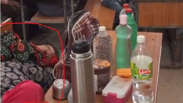 क्लास रूम में सोती मिलीं टीचर, प्रिंसिपल ने टीसी देने से किया मना; एटा में अभिभावक ने वीडियो बनाकर कर दिया वायरल