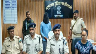 अपराधी के पकड़े जाने और सोने की बरामदगी की जानकारी देते पुलिस पदाधिकारी। (फोटो साैजन्य)
