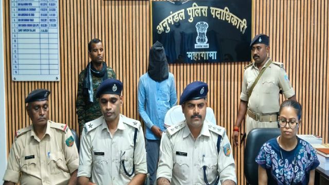महागामा में बुजुर्ग महिला से ठगी करने वाला शातिर बिहार से गिरफ्तार, सोना और नकदी बरामद
