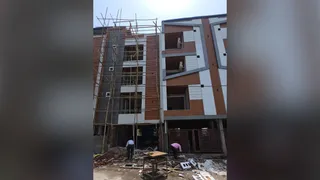 डालनवाला में अवैध निर्माण कर बनाई इमारत सील करती एमडीडीए की टीम। प्राधिकरण